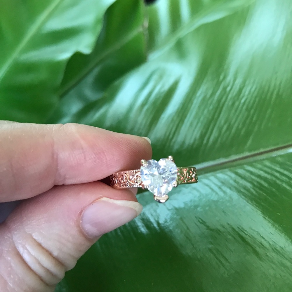 Rose gold and white topaz heart ring - Picture 5 of 6